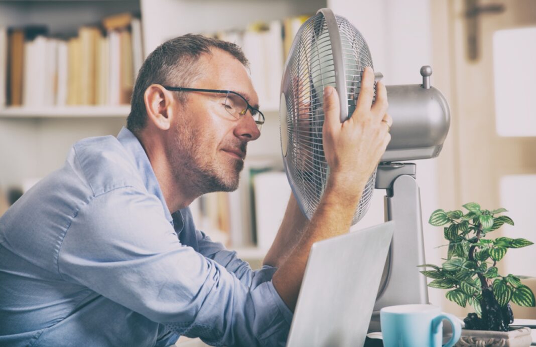 monile klimaanlage ventilator heiß mann schwitzt arbeit brille hemd schreibtisch laptop hitze